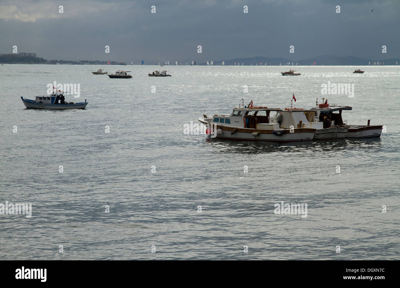 Fischerboote im Hafen von Istanbul in der Türkei Stockfoto