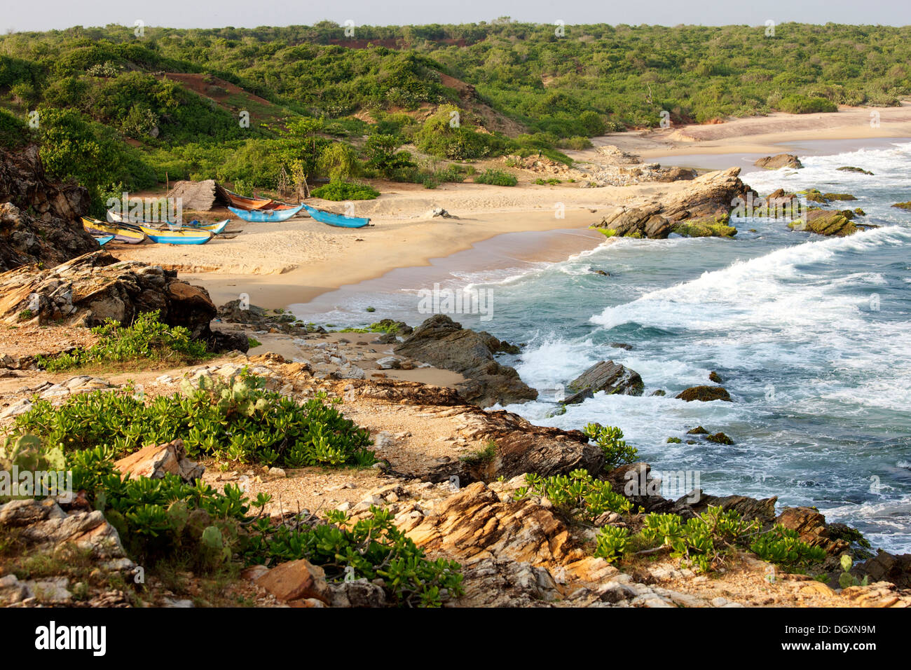 Boote der lokalen Fischer vor Stroh bedeckten Hütte am felsigen Strand, vor Regen Wald, Yala-Nationalpark Stockfoto