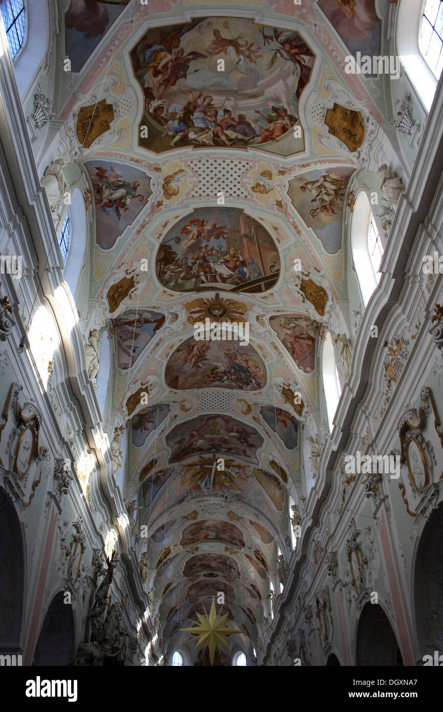 Deckenfresken, Kirchenschiff von der Pfarrkirche St. Georg, gemalt von Johann Georg Bergmueller, Ochsenhausen Stockfoto