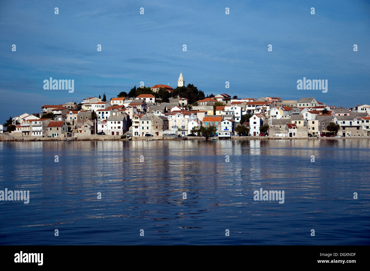 Primošten, eine historischen kroatische Stadt war einst eine kroatische Insel;  jetzt, mit dem Festland verbunden, es hält seine Insel-Qualität Stockfoto