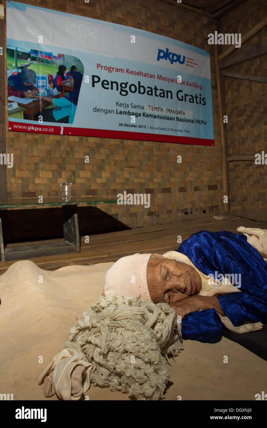 Banten, Indonesien. 26. Oktober 2013. Eine alte Dame Mal Ernährung Ursache haben sich während der kostenlosen medizinischen Behandlung von NGO-PKPU legen. Banten als einem zugänglichen Ort wo gibt es viele große Industrie betrieben nicht gleich Einkommen für die Menschen, die dort leben aufgrund der schweren Beschädigung der Banten Regierung vor allem Gouverneur Banten Ratu Atut Chosiyah deren kleiner Bruder Tubagus Chaery Wardana nur gefangen genommen von indonesischen Beseitigung der Korruptionskommission in letzter Zeit in vielen Orten es befinden sich noch Mal Ernährung Fall wie in Tenjo Dorf-Banten zu geben. © Donal Husni/Alamy Live-Nachrichten Stockfoto