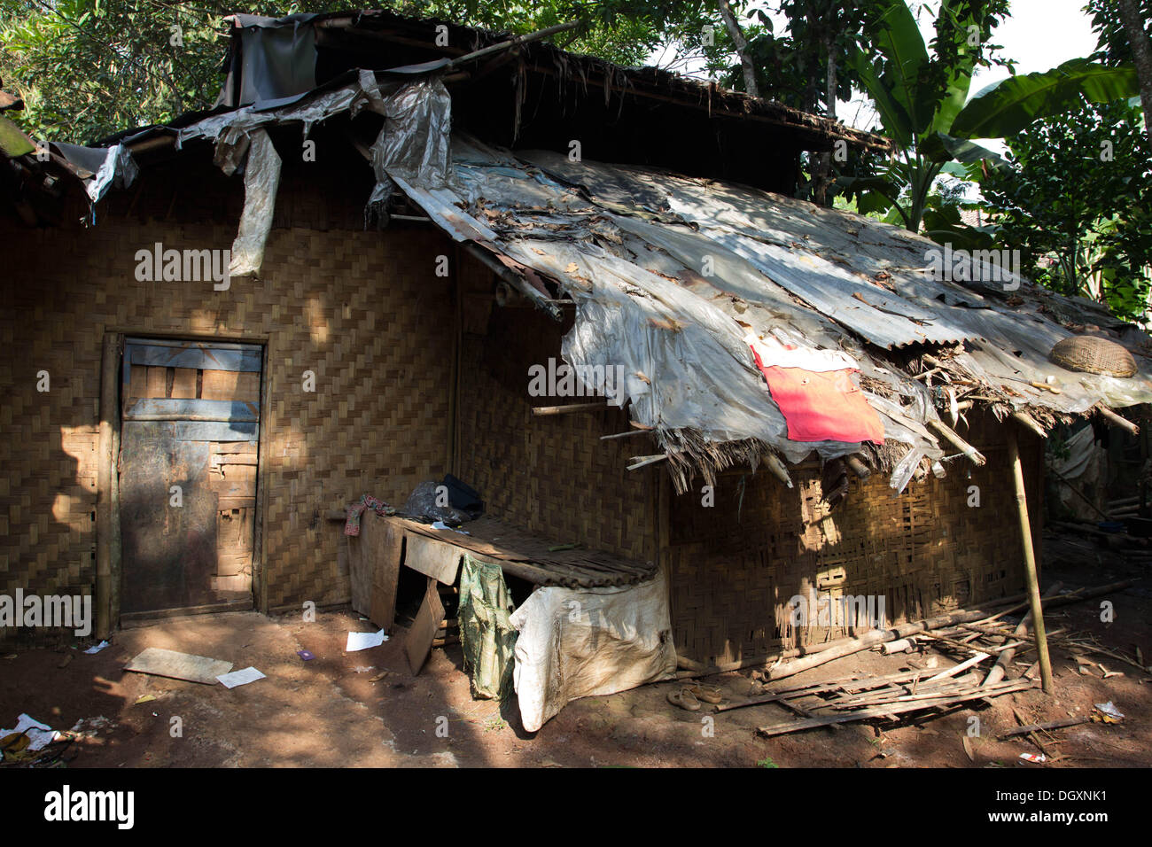 Banten, Indonesien. 26. Oktober 2013. Slum-Haus in Tenjo Dorf-Banten-Indonesien. Banten als einem zugänglichen Ort wo gibt es viele große Industrie betrieben nicht gleich Einkommen für die Menschen, die dort leben aufgrund der schweren Beschädigung der Banten Regierung vor allem Gouverneur Banten Ratu Atut Chosiyah deren kleiner Bruder Tubagus Chaery Wardana nur gefangen genommen von indonesischen Beseitigung der Korruptionskommission in letzter Zeit in vielen Orten es befinden sich noch Mal Ernährung Fall wie in Tenjo Dorf-Banten zu geben. © Donal Husni/Alamy Live-Nachrichten Stockfoto