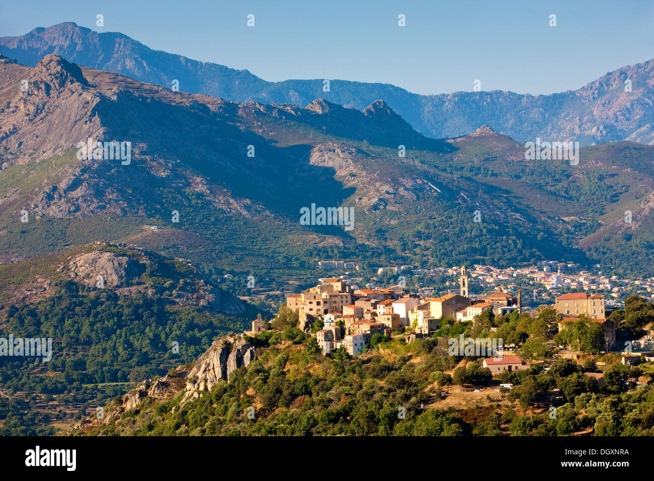 Dorf von Montemaggiore (Montegrosso) mit dem Monte Grosso, Departement Haute-Corse, Korsika, Frankreich Stockfoto