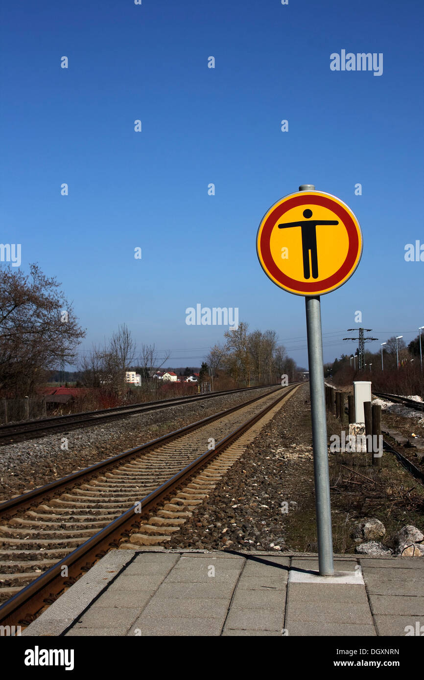 Warnschild an der Eisenbahnlinie, Warthausen, Biberach, Oberschwaben, Baden-Württemberg Stockfoto