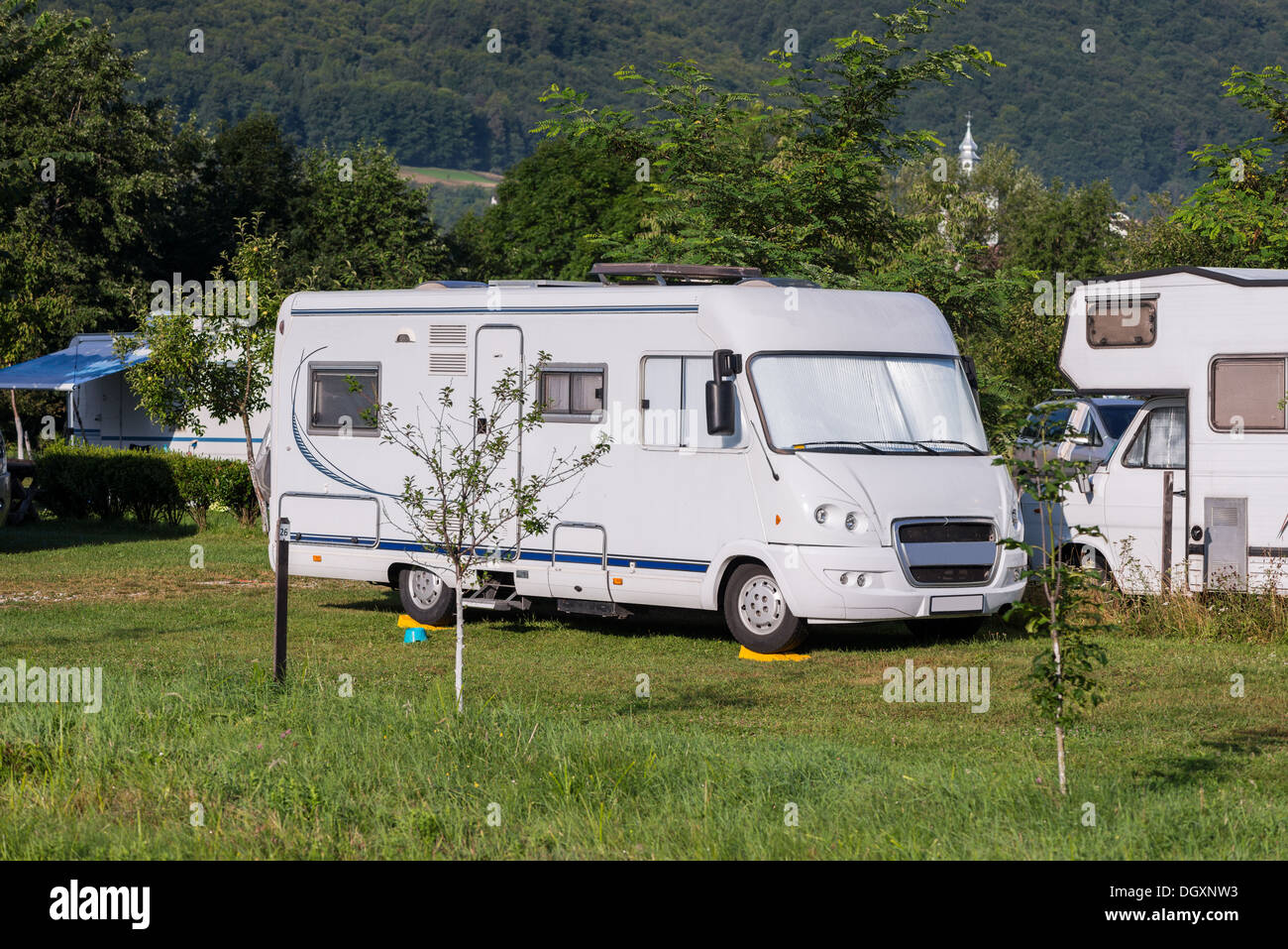 Mobilheim; Camping; Fahrzeug-Anhänger; Auto; Zelt; Sommer; Urlaub; Urlaub; Park; Reiseziele; Feld; Reisen; Grass; Stockfoto