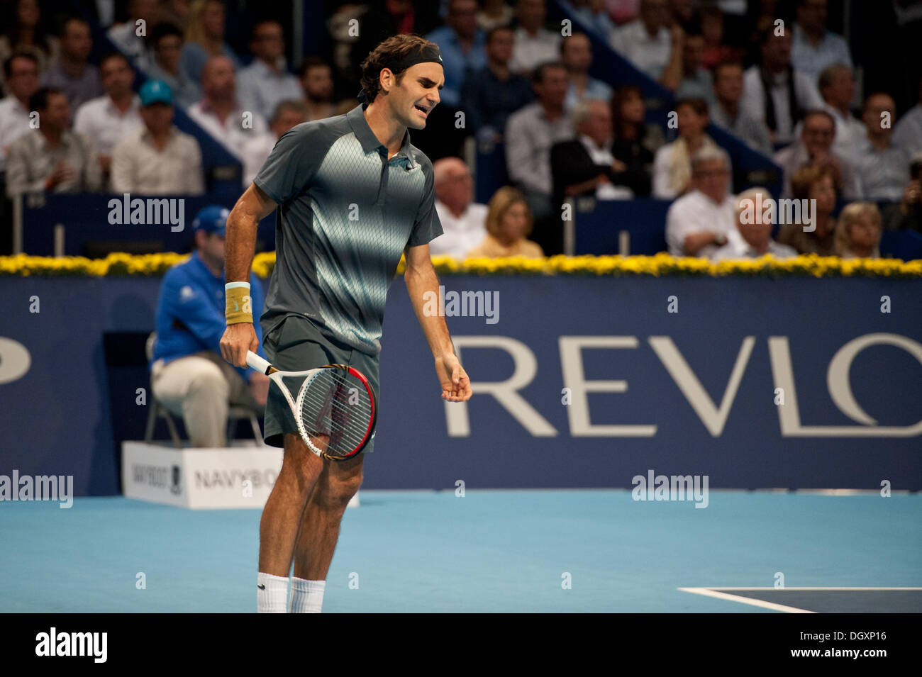 Basel, Schweiz. 27. Oktober 2013. Roger Federer (SUI) schreit aus Frust während des Finales von den Swiss Indoors in St