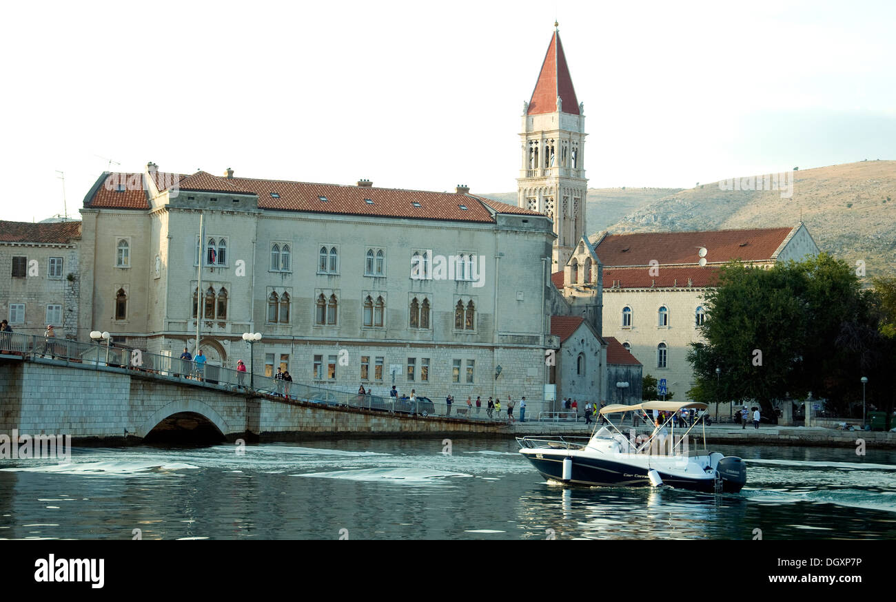 In der Abenddämmerung nähert sich ein kleines Motorboot der eleganten Altstadt und Hafen von Trogir in der Nähe von Split in Kroatien Dalmatien Stockfoto