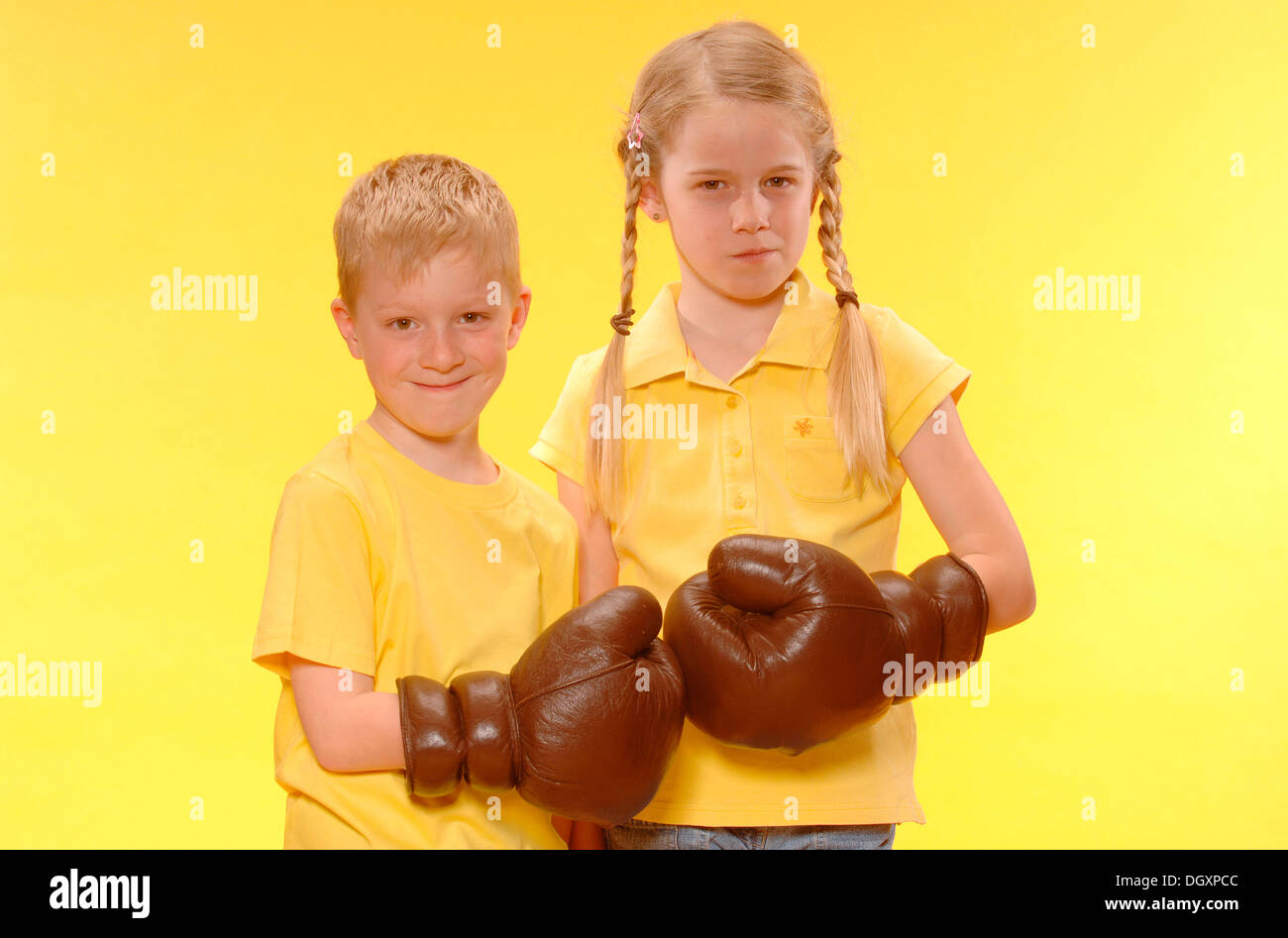 Jungen und Mädchen, Bruder und Schwester, tragen Boxhandschuhe Stockfoto
