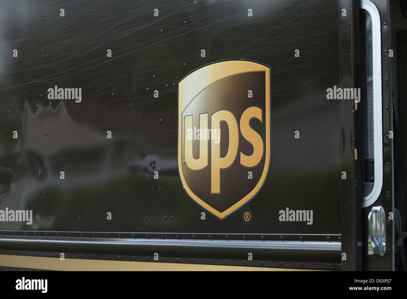 Seite des UPS (United Parcel Service) LKW mit Firmenlogo. Stockfoto
