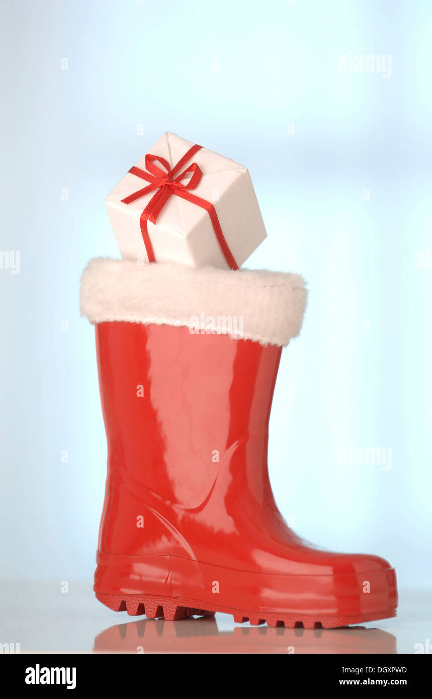 Rote Gummistiefel Weihnachtsmann mit Geschenk Stockfoto