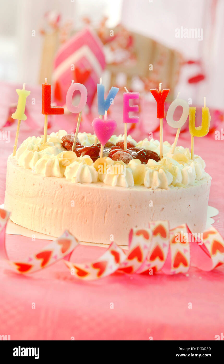 Kuchen mit Buchstaben-Kerzen, die Rechtschreibung der Nachricht, dass ich dich liebe Stockfoto