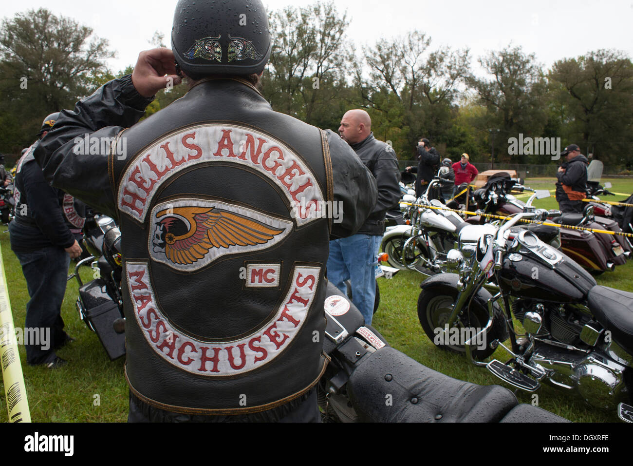 Motorradfahrer warten für den Beginn der jährlichen Herbst Charity ride in Adams Massachusetts. Stockfoto
