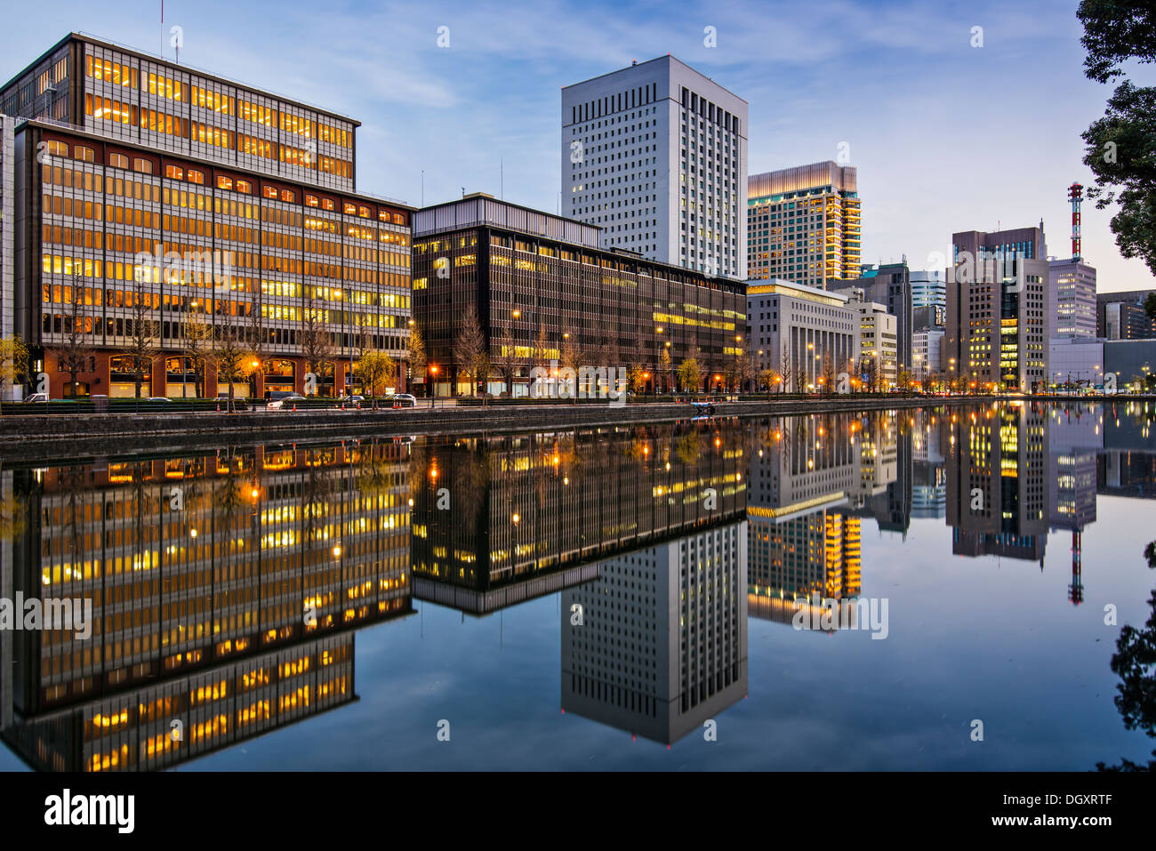 Marunouchi, Tokyo, Japan Gebäude reflektieren auf dem Kaiserpalast Graben. Stockfoto