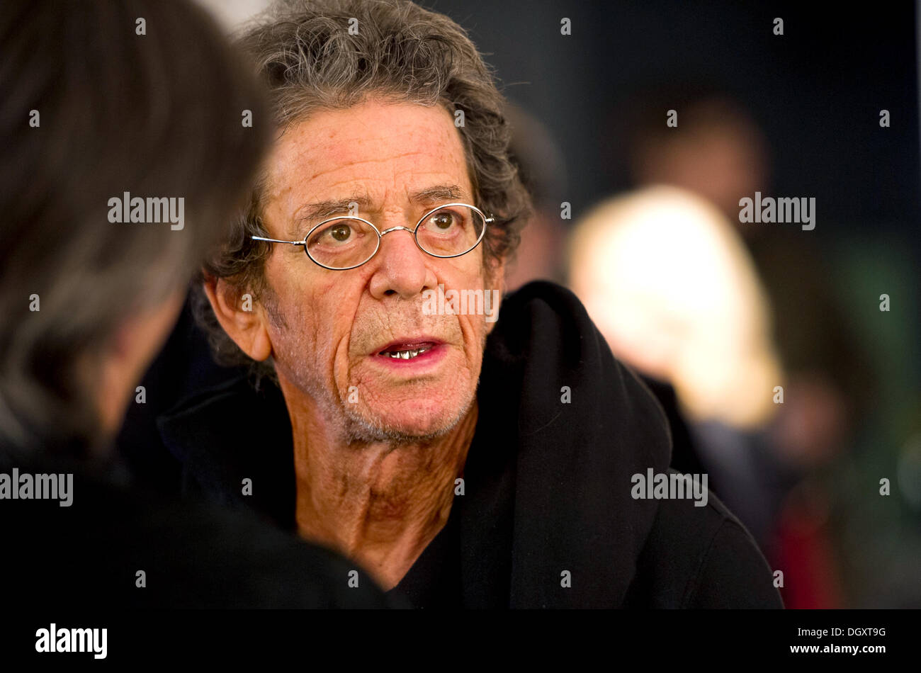 Datei-PIX: Frankfurt Am Main, Deutschland. 3. November 2012. New York-Rockstar Lou Reed besucht eine Ausstellung mit Fotografien aus seinem neuesten Buch "Rimes - Reime" in Frankfurt Am Main, Deutschland, 3. November 2012. Foto: Nicolas Armer/Dpa/Alamy Live News Stockfoto