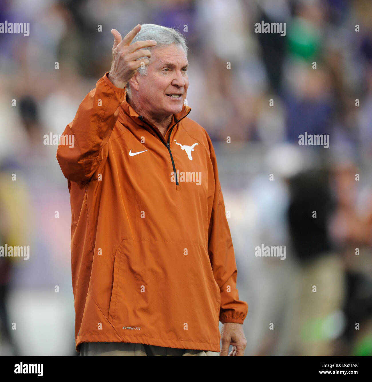Ft. Worth, TX, USA. 26. Oktober 2013. Universität der Texas Longhorns Cheftrainer Mack Brown zu seinem Team während Pre Spiel Poloshirt vor ihrem Spiel gegen die TCU gehörnte Frösche im Amon G. Carter Stadium in ft. Worth, Texas, Samstag, 26. Oktober 2013 signalisiert. © Csm/Alamy Live-Nachrichten Stockfoto