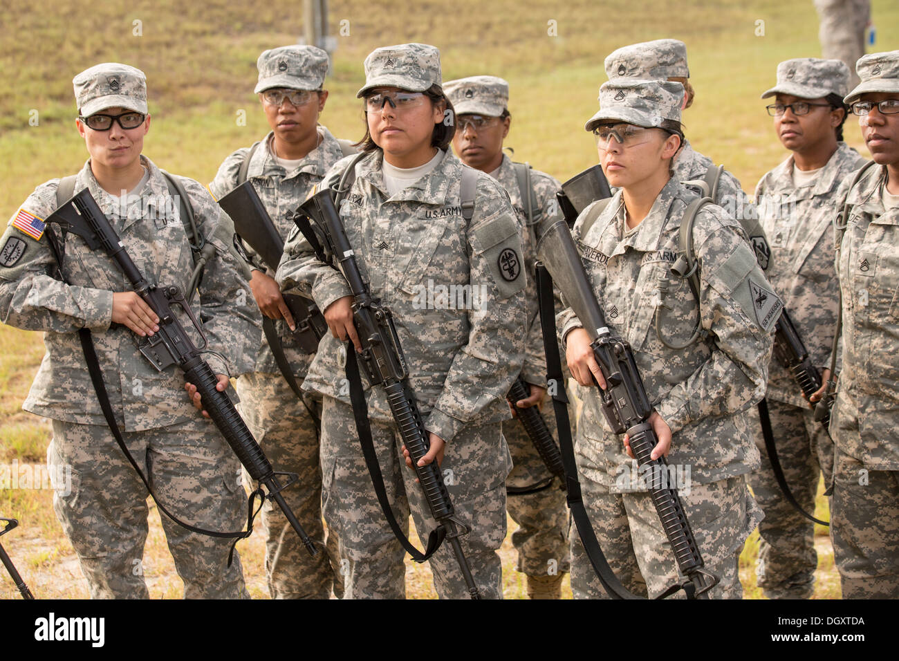 Drill Sergeant Kandidatinnen im uns Army Drill Instruktoren Schule Fort Jackson hören während Waffentraining 26. September 2013 in Columbia, SC 14 Prozent der Armee Frauen Soldaten ist zwar es ein Mangel an weiblichen Drill Sergeants. Stockfoto