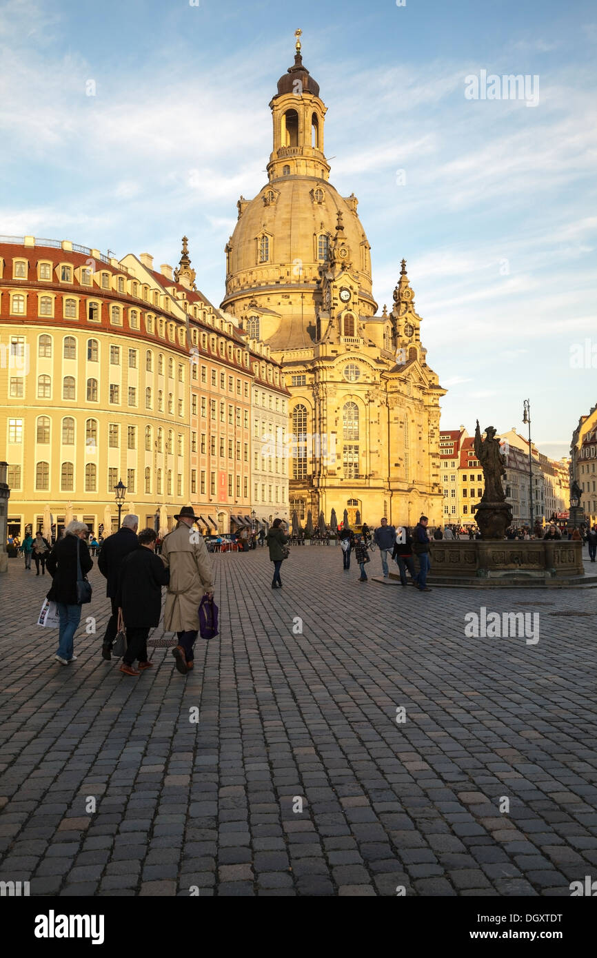Eine der Frauenkirche quadratisch mit Frauenkirche und Altbauten, Dresden, Sachsen, Deutschland Stockfoto