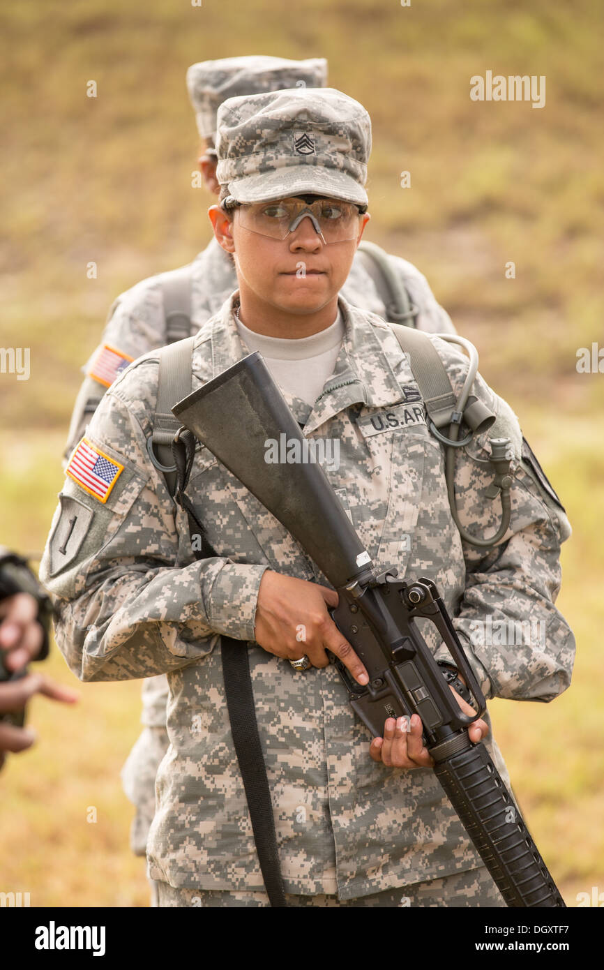 Drill Sergeant Kandidatinnen im uns Army Drill Instruktoren Schule Fort Jackson hören während Waffentraining 26. September 2013 in Columbia, SC 14 Prozent der Armee Frauen Soldaten ist zwar es ein Mangel an weiblichen Drill Sergeants. Stockfoto