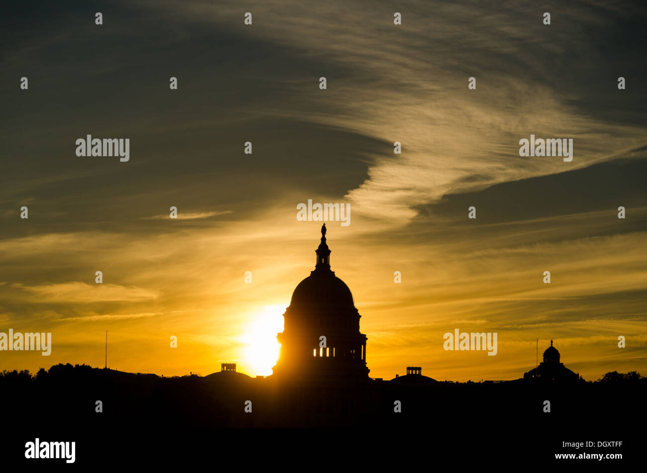 WASHINGTON DC, USA - Die Sonne hinter der Silhouette der Dom des US Capitol Building (Kongress) in Washington DC, wodurch die Leuchten aufleuchten. Stockfoto