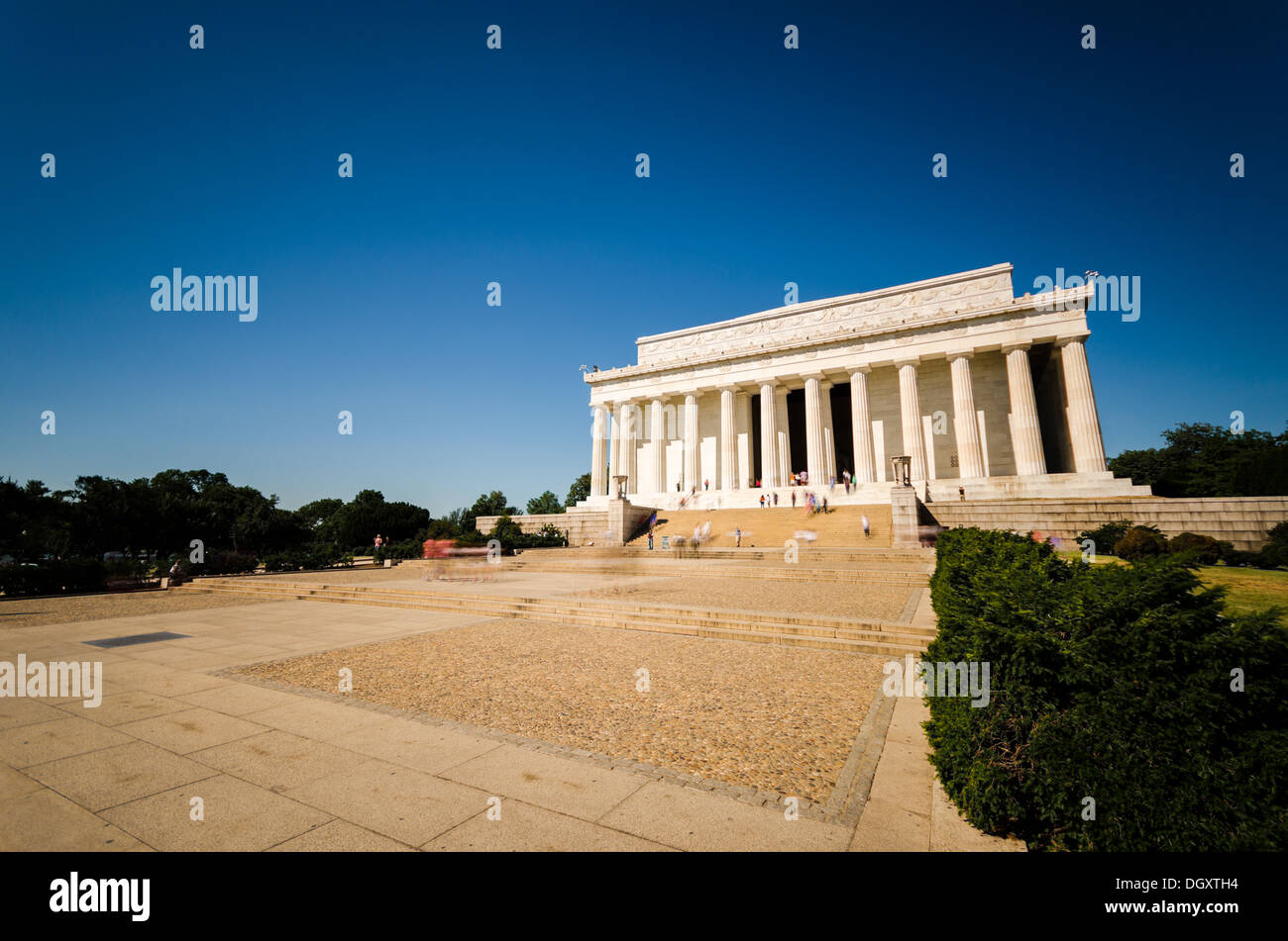 WASHINGTON DC, USA – Ein Langzeitfoto fängt die fließende Bewegung der Touristen ein, die das Lincoln Memorial besuchen. Die erweiterte Verschlusszeit erzeugt Geisterfiguren, die die breiten Stufen der Gedenkstätte auf- und absteigen. Die massiven Marmorsäulen des im griechischen Revival erbauten Gebäudes stehen im Kontrast zu den unscharfen Bewegungen der Besucher. Stockfoto