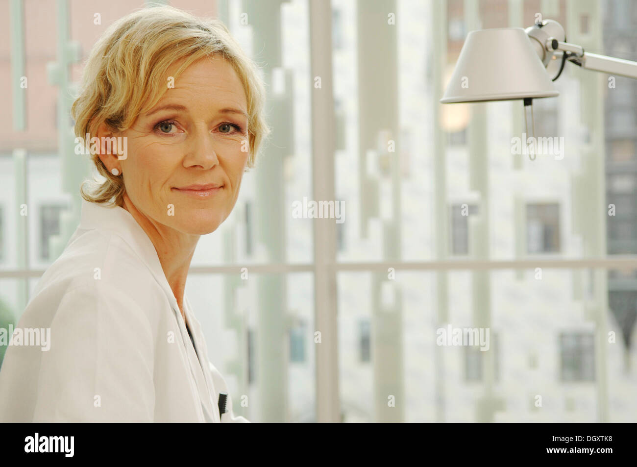 Ärztin in einem weißen Kittel Stockfoto