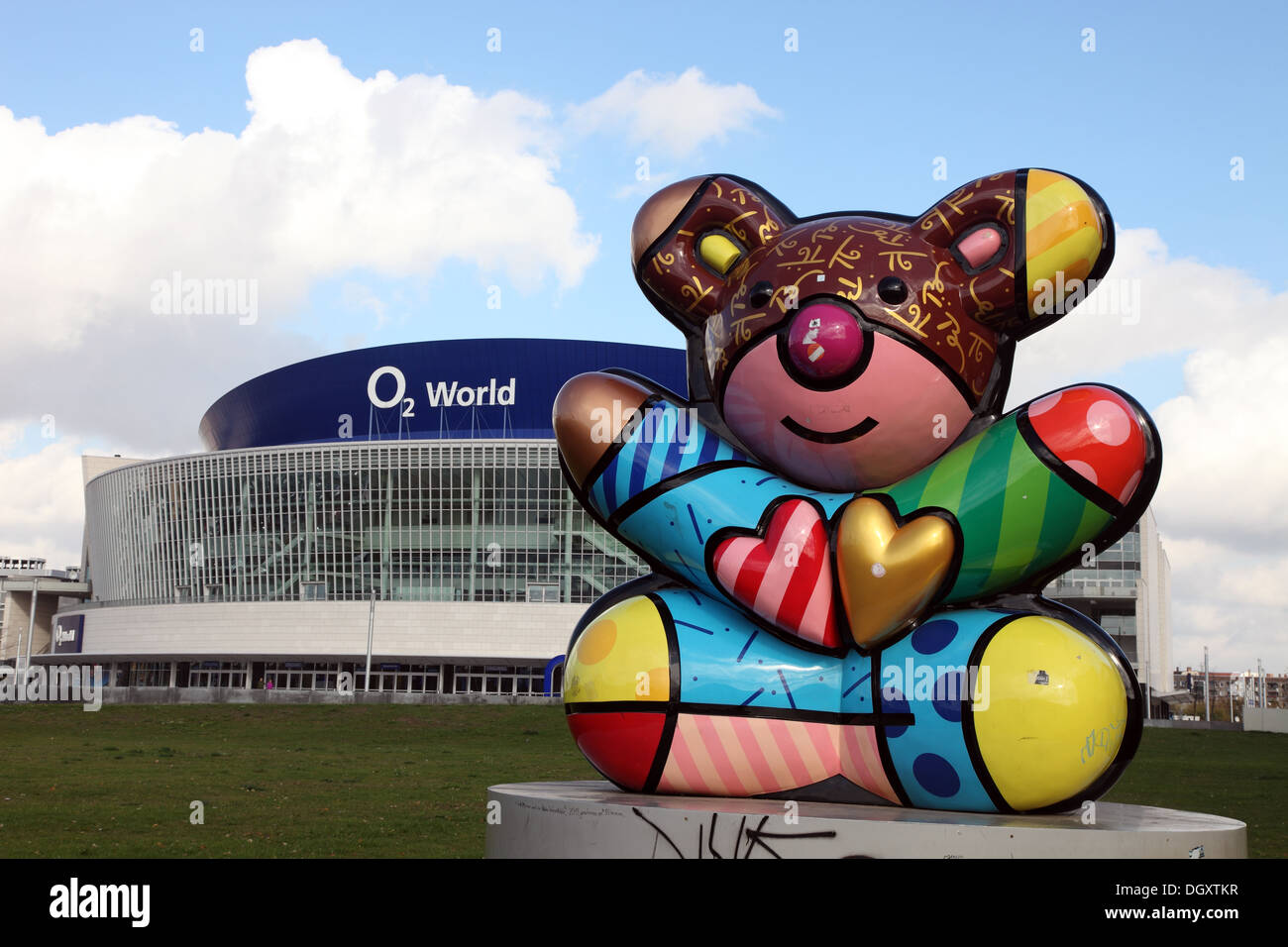 Berliner Bär 02 Außenwelt gegenüber erhaltenen Stück der Berliner Mauer, Berlin, Deutschland Stockfoto