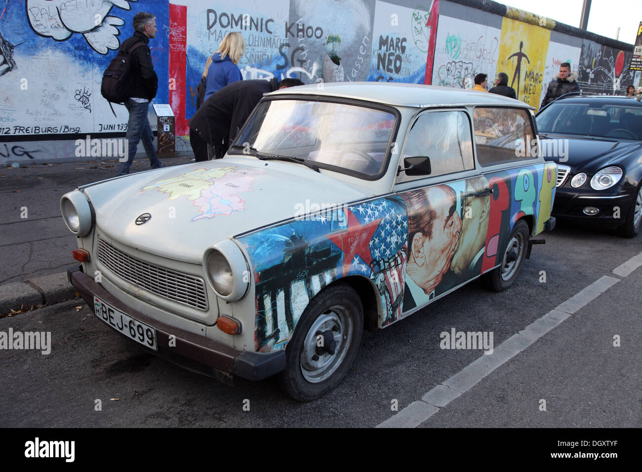 Auto lackiert mit Bildern aus dem Osten Berlin Wall Art Gallery, Berlin Stockfoto