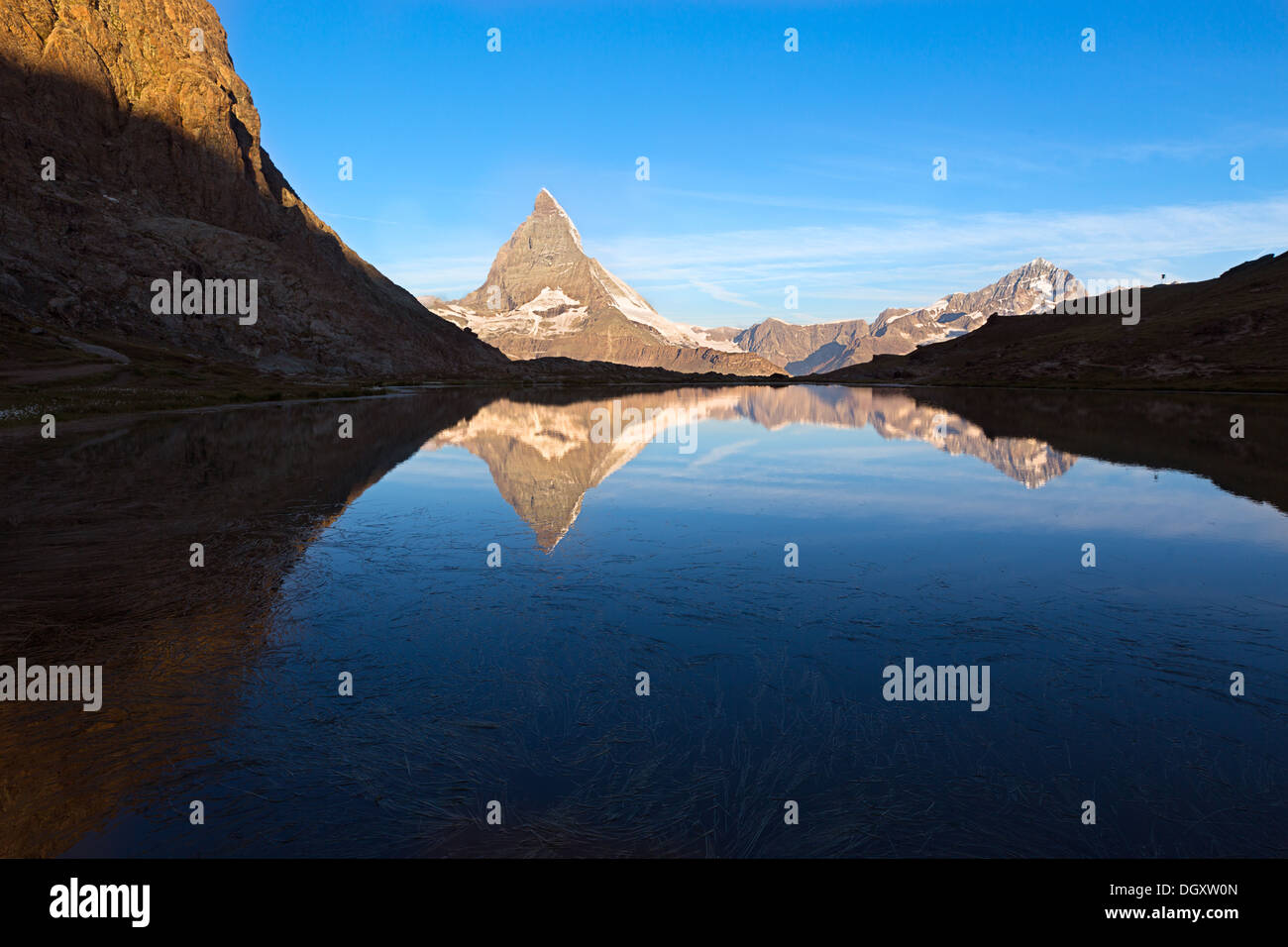 Matterhorn-Reflecton im Riffelsee nach Sonnenaufgang, Zermatt, Alpen, Schweiz Stockfoto