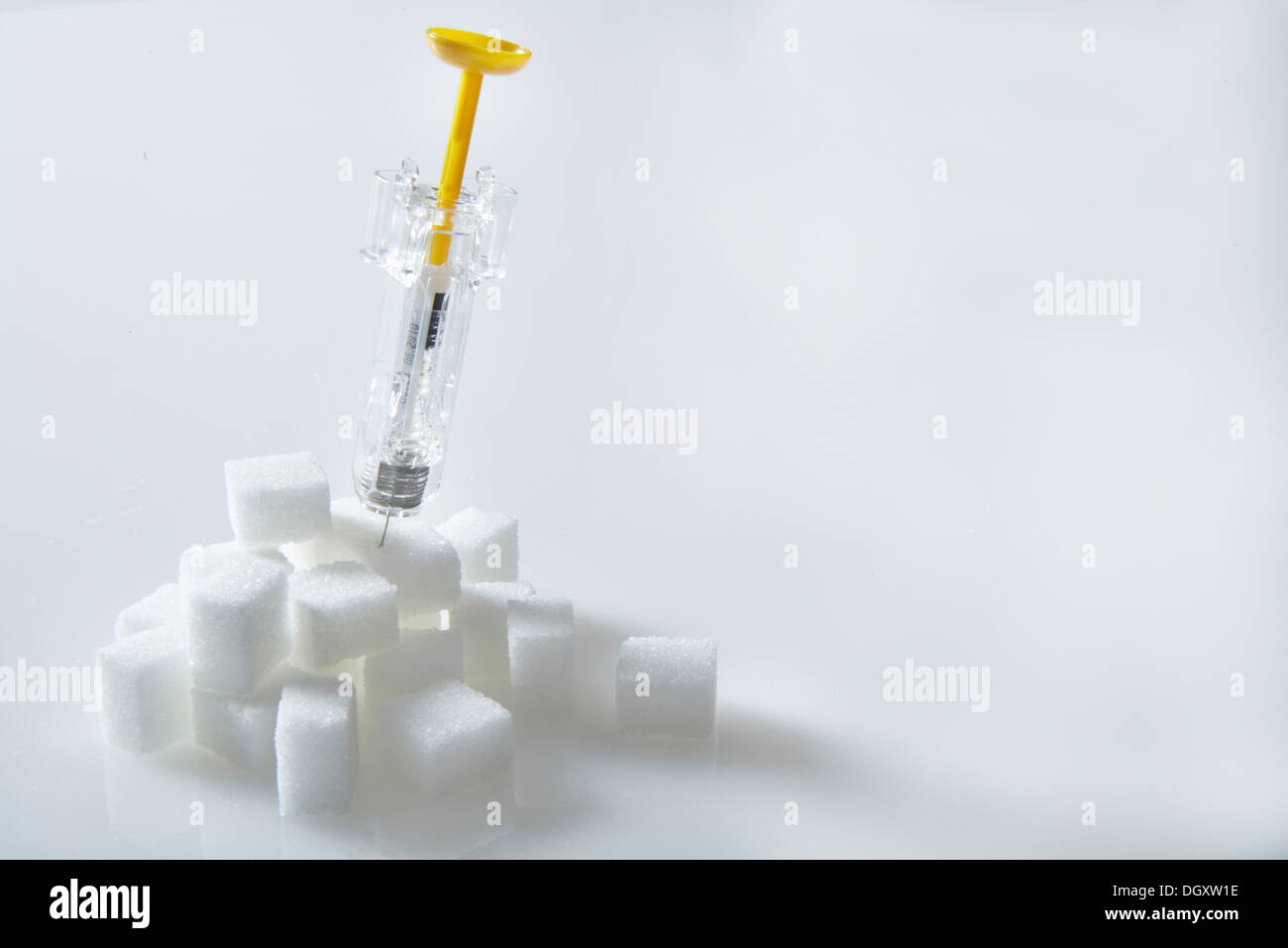 Spritze mit Insulin, Insulininjektion in einen Haufen Stück Würfelzucker stecken Stockfoto