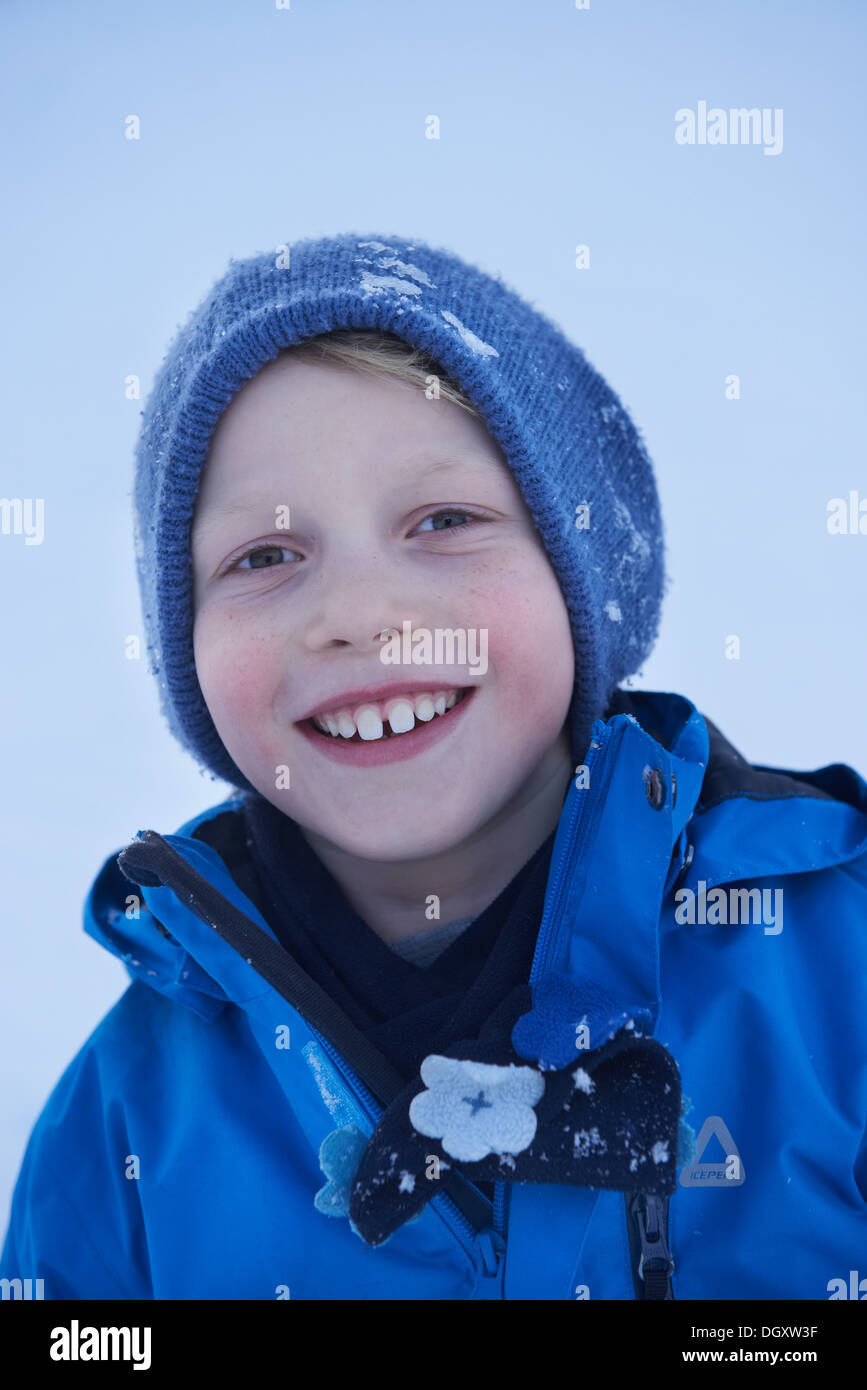 Junge in Winterkleidung, Porträt Stockfoto