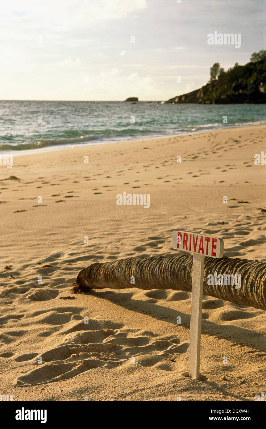 Menschenleeren Sandstrand mit einem hölzernen Schild "privat", Mahe, Seychellen Stockfoto