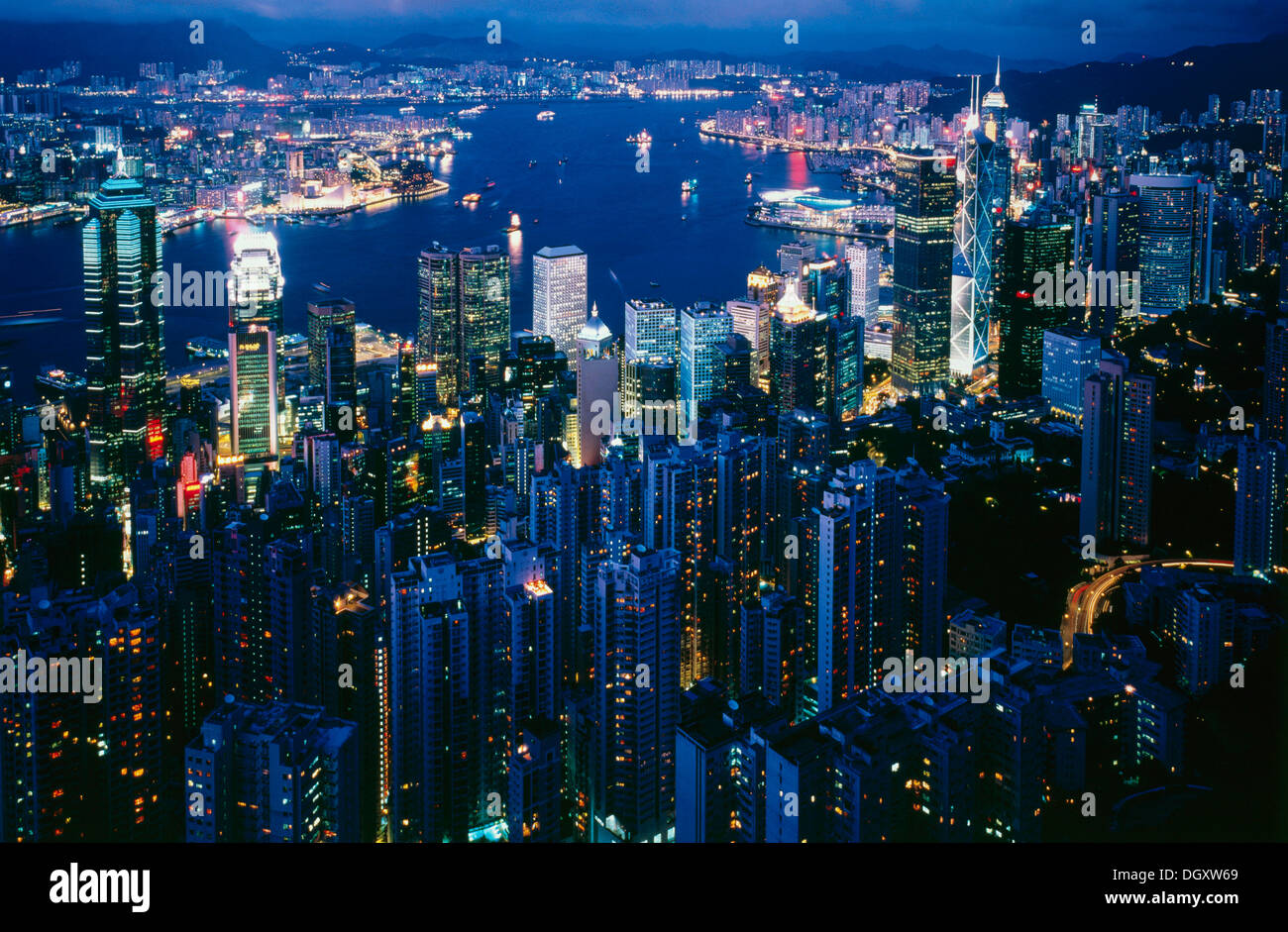 Hong Kong bei Dämmerung, Victoria Peak, Hong Kong, Hong Kong, China, Volksrepublik China Stockfoto