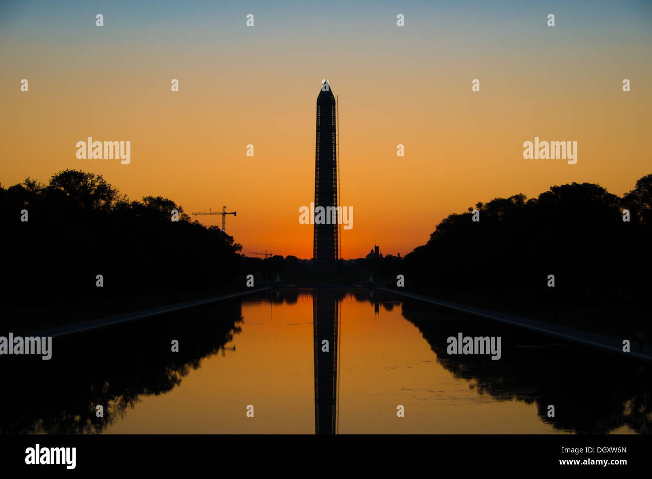 WASHINGTON DC, USA - Das orange leuchten in den Himmel kurz vor der Morgendämmerung hinter dem Washington Monument und einen reflektierenden Pool in Washington DC. Stockfoto