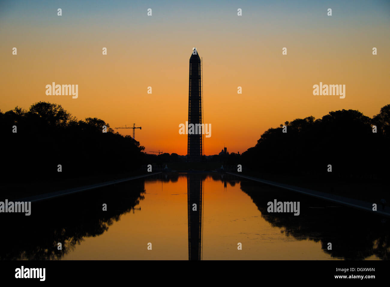 Washington Monument Reflecting Pool Dawn Washington DC // der orange leuchtende Himmel kurz vor Sonnenaufgang hinter dem Washington Monument und Reflecting Pool in Washington DC. Stockfoto