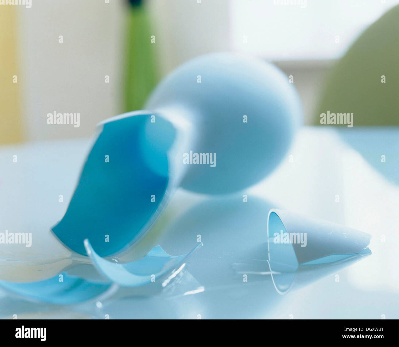Blauen Vase auf einem Glastisch liegend gebrochen Stockfoto