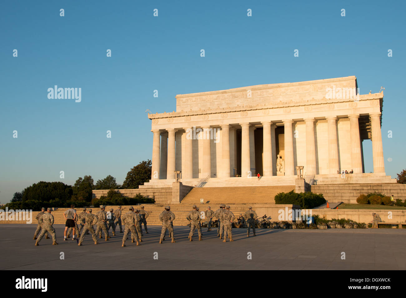Lincoln Memorial Soldiers Physical Training Washington DC // WASHINGTON DC – die Mitglieder des Militärdienstes führen ihr morgendliches körperliches Training auf den Stufen des Lincoln Memorial durch. Die Soldaten nutzen die breiten Stufen und den platz der Gedenkstätte für ihre Fitness-Routine vor Sonnenaufgang. Die Übungen am frühen Morgen finden am westlichen Ende der National Mall statt. Stockfoto