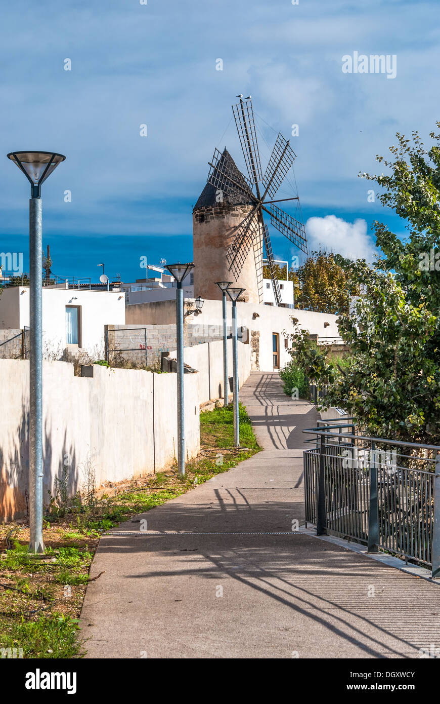 Das Bild zeigt eine traditionelle Windmühle auf den Straßen von Palma de Mallorca, Spanien Stockfoto