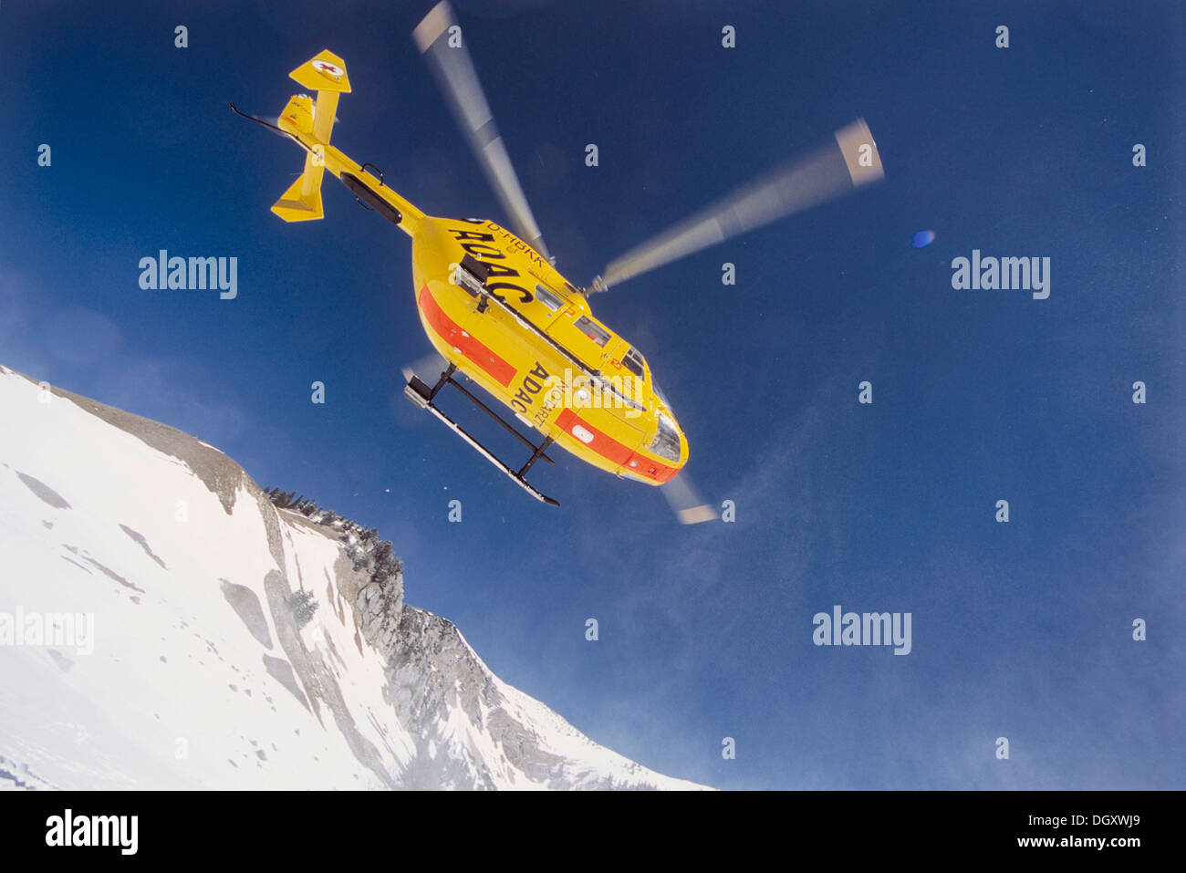 ADAC Hubschrauber während einer Bergrettung, Spitzingsee, Schliersee, Upper Bavaria, Bavaria, Germany Stockfoto