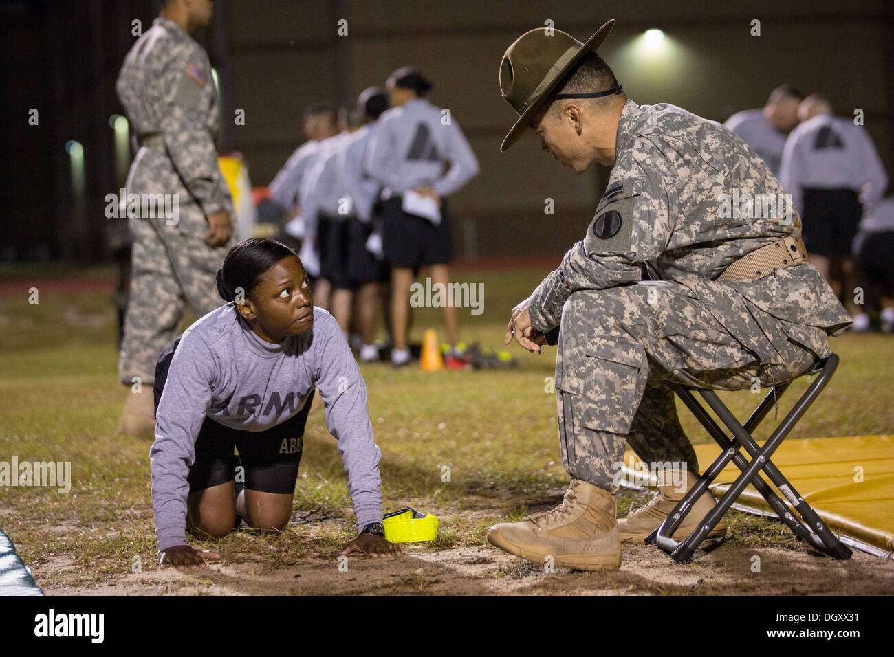 Ein Drill Sergeant Kandidatinnen im uns Army Drill Instruktoren Schule Fort Jackson nehmen ihre körperlichen Training Einstufungstest am frühen Morgen 27. September 2013 in Columbia, SC 14 Prozent der Armee Frauen Soldaten ist zwar es ein Mangel an weiblichen Drill Sergeants. Stockfoto