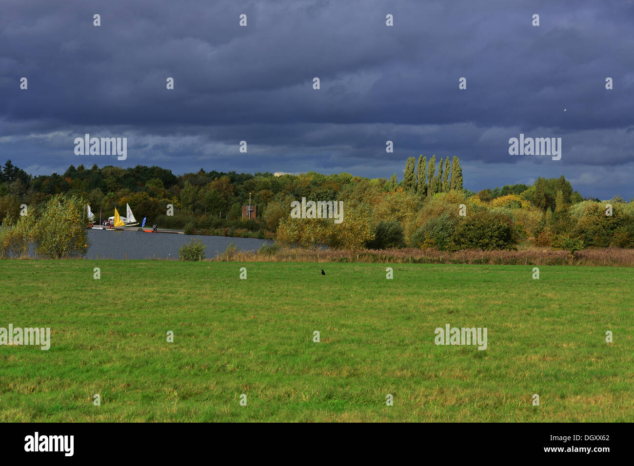 Herbst Gewitterwolken in der Nachmittagssonne. Stockfoto