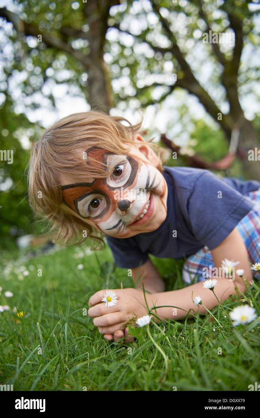 Junge, stehen 4 Jahre im Garten, mit einem Kaninchen Farbe, Deutschland Stockfoto