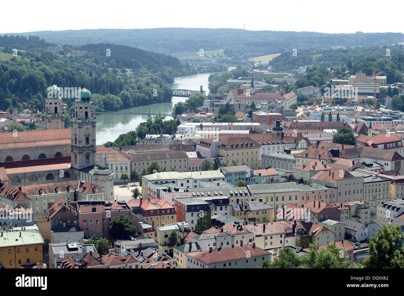 Blick von der alten Stadt Passau mit dem Dom Sankt Stephan und dem Fluss Inn von der Festung Veste Oberhaus Passau Stockfoto