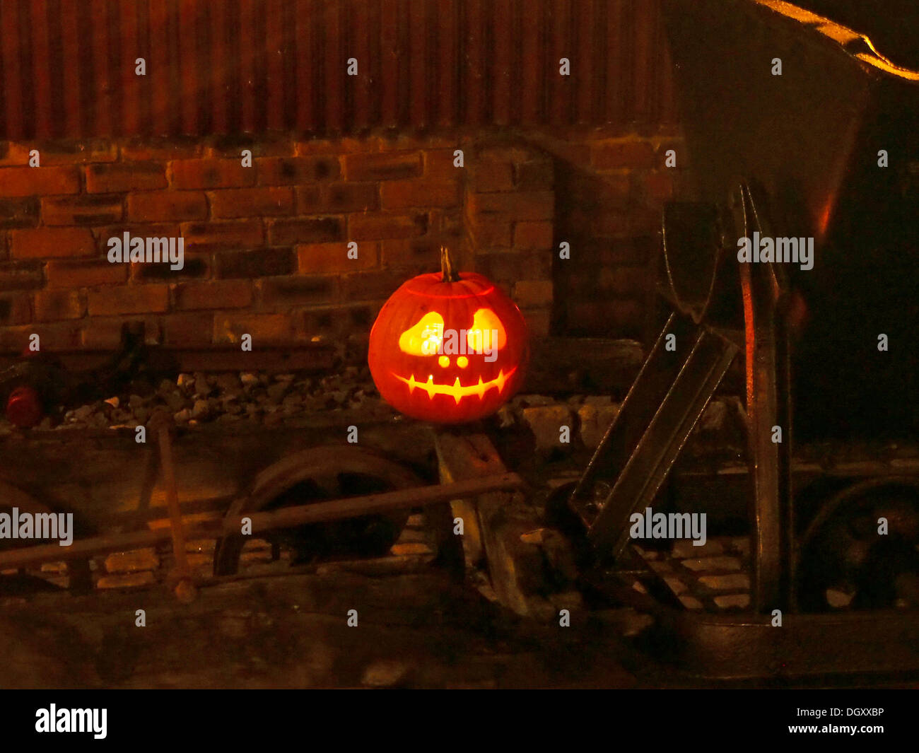 Hesketh Bank, Lancashire, UK. 27. Oktober 2013. Beleuchtete geschnitzten Kürbis zu Halloween an der West Lancashire Light Railway zu feiern. Bildnachweis: Sue Burton/Alamy Live-Nachrichten Stockfoto