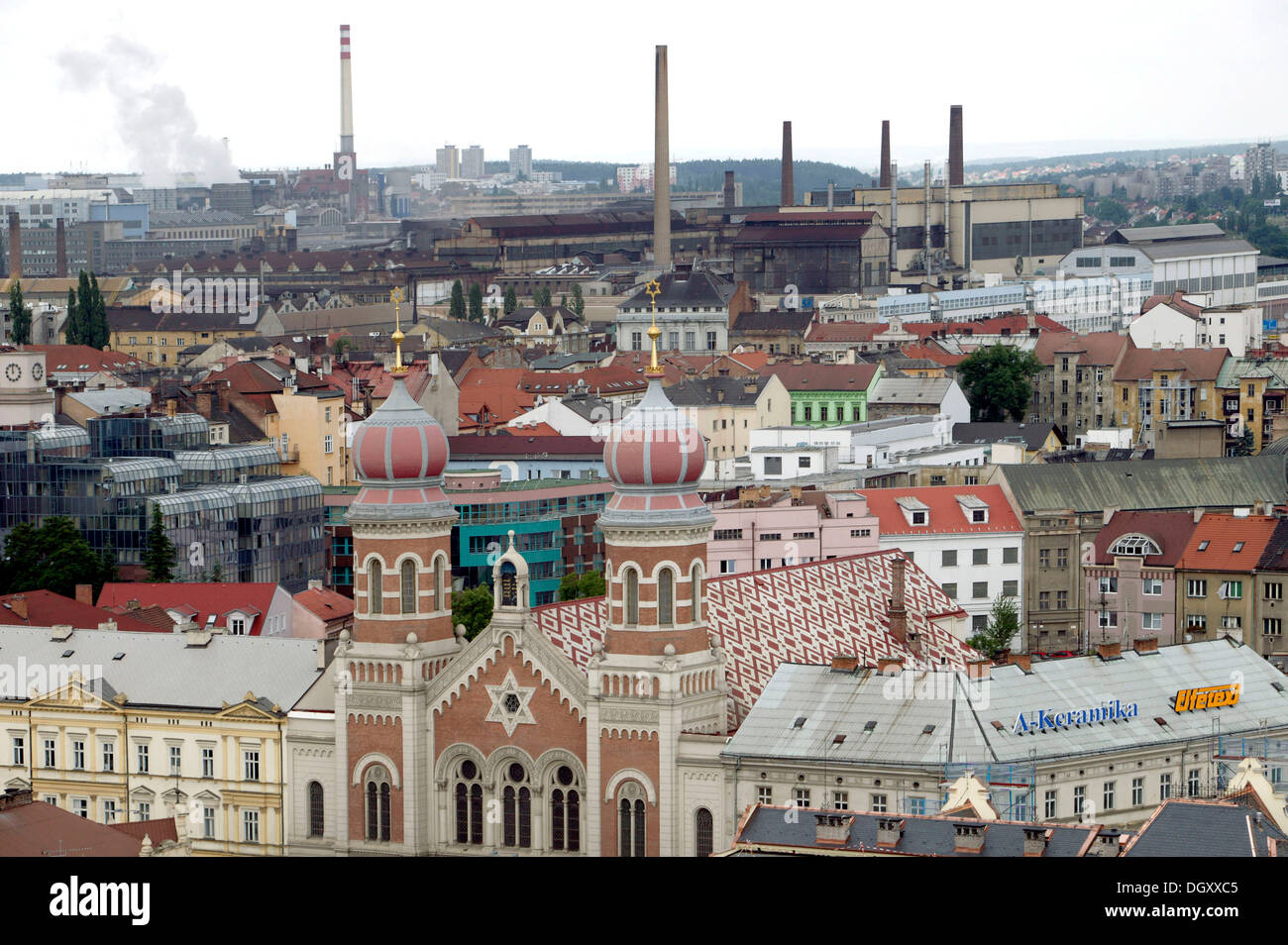 Blick auf die große Synagoge, die zweitgrösste Synagoge in Europa und Industrieanlagen von Bartholomew Church in Pilsen Stockfoto