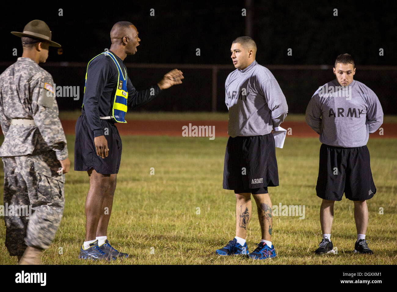 US Army First Sergeant Instructor Mark Halliburton Rügen ein Drill Sergeant Kandidat im uns Army Drill Instruktoren Schule Fort Jackson während der Eintrag körperliches Training testen am frühen Morgen 27. September 2013 in Columbia, SC 14 Prozent der Armee Frauen Soldaten ist zwar es ein Mangel an weiblichen Drill Sergeants. Stockfoto