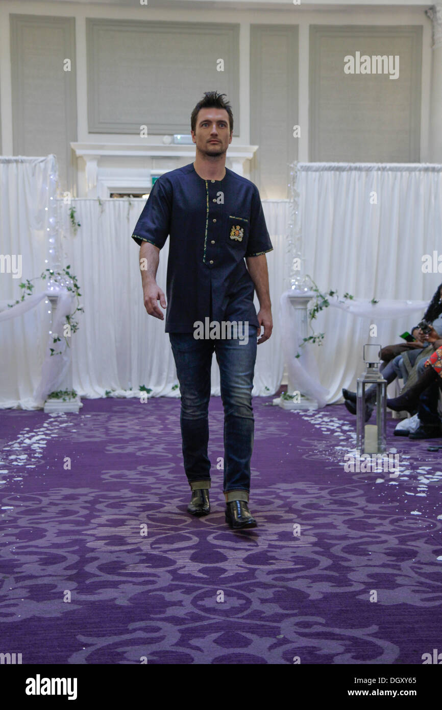 London, UK. 27. Oktober 2013. Labyrinth-Couture während der Mahagoni Braut Show 2013 im Grand Connaught Rooms in London. Bildnachweis: Elsie Kibue / Alamy Live News Stockfoto