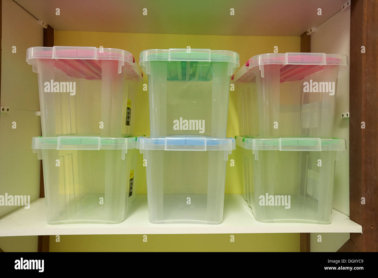 leere Boxen gestapelt auf einem Schrank Regal Stockfoto