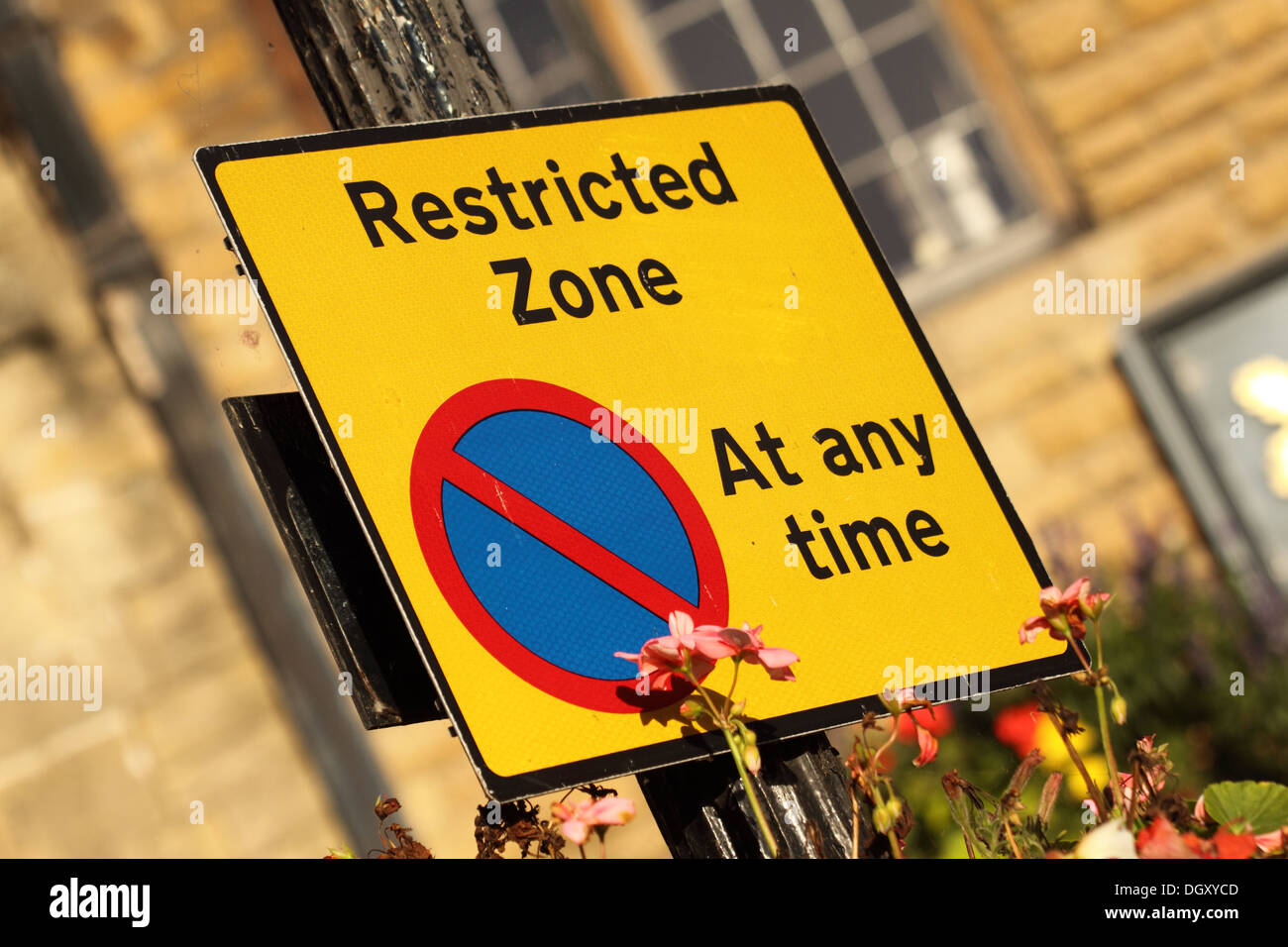 Keine Wartezeit eingeschränkt Zone in Any Parkplatz Zeichen UK Stockfoto
