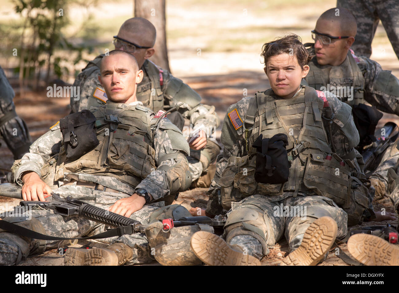 Männer und Frauen Soldaten in grundlegende Kampfausbildung Ruhe während Bootcamp am Fort Jackson 27. September 2013 in Columbia, SC Stockfoto
