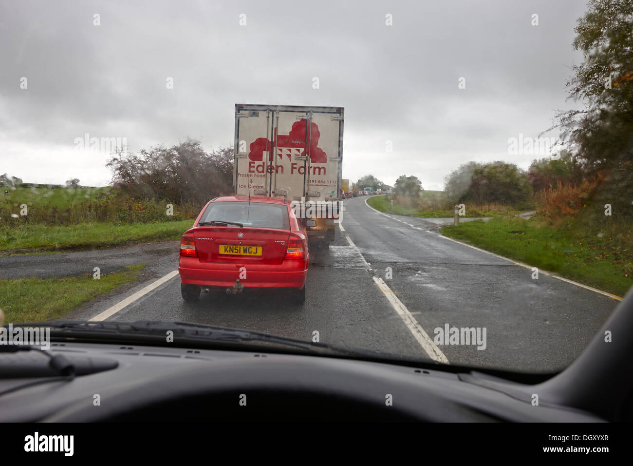 lange Schlange des Verkehrs auf a75 einspurigen Landstraße in der Nähe von Stranraer in Schottland an einem regnerischen Tag Stockfoto